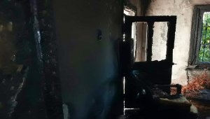 Adana'da klima ünitesindeki patlama nedeniyle yangın çıkan ev kullanılamaz hale geldi