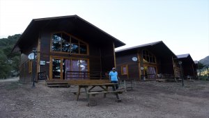 Aladağların serinliği ve ormanları arasındaki "bungalov evler"de izole tatil yapıyorlar