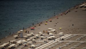 Antalya'da sıcak hava ve yüksek nemden bunalanlar sahillerde yoğunluk oluşturdu