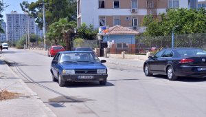 Baba ile oğlu 27 yaşındaki otomobili elektrikli araca dönüştürdü