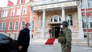 Bakan Akar ve TSK komuta kademesi sınır hattında