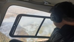 Bakan Bekir Pakdemirli, İzmir'deki orman yangınını havadan inceledi
