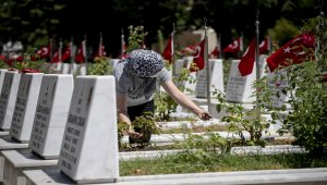 Başkentte şehitliklere bayram ziyareti