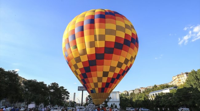 Başkentte sıcak hava balonuyla bayram coşkusu
