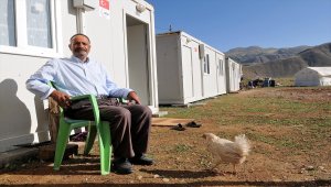 Bingöl'de depremzedeler bayramı konteynerlerde karşıladı