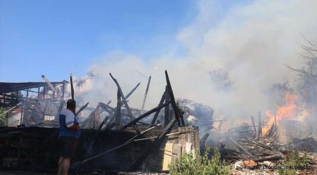 Düzce'de çıkan yangında bir ev ile iki samanlık zarar gördü 