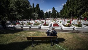 Edirnekapı Şehitliği'nde bayram arifesinde kabir ziyareti 