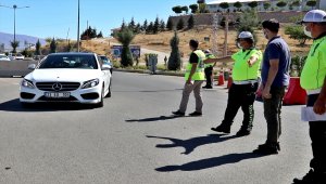 Elazığ'da polisten sürücülere şeker ve çikolata ikramı
