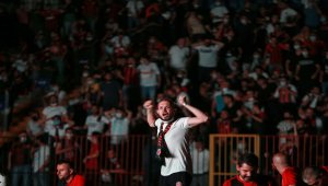 Fatih Karagümrüklü taraftarlar, Adana Demirspor maçını Vefa Stadı'ndaki ekrandan takip ediyor