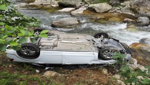 Giresun'da otomobil dereye yuvarlandı: 4 yaralı