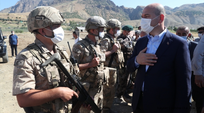 İçişleri Bakanı Süleyman Soylu, Siirt Pervari Üs Bölgesi'nde askerlerle bayramlaştı: