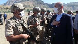 İçişleri Bakanı Süleyman Soylu, Siirt Pervari Üs Bölgesi'nde askerlerle bayramlaştı: