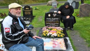 İsveç'te Türk gencin mezarı, Galatasaray amblemi ve formasıyla süslendi