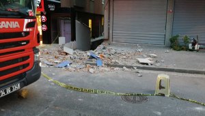 Küçükçekmece'de bir binanın balkonun bir kısmı çöktü 