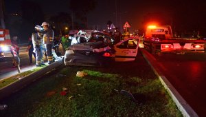 Mersin'de kamyonet aydınlatma direğine çarptı: 1 ölü, 1 yaralı