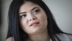 Müzik yeteneğiyle koruma altındaki yüzlerce çocuğa umut aşılıyor
