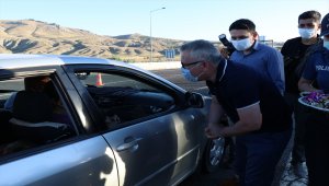 Niğde Valisi Yılmaz Şimşek'ten sürücülere çikolatalı uyarı