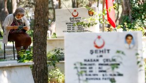 Önce şehitleriyle bayramlaştılar 