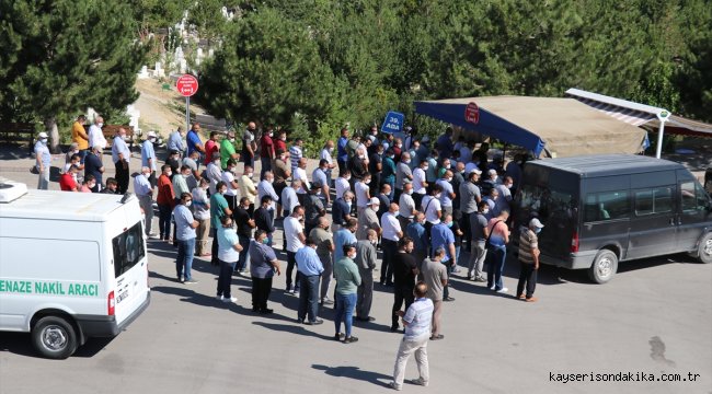 Sivas'ta öldürülen aynı aileden 4 kişinin cenazeleri toprağa verildi 