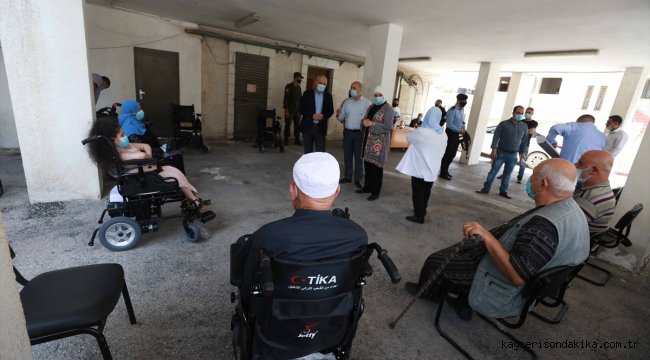 TİKA, özel ihtiyaç sahibi Filistinlilere akülü tekerlekli sandalye dağıtımı yaptı
