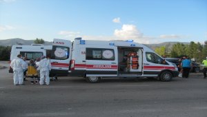 Tokat'ta hafif ticari araç ile otomobil çarpıştı: 8 yaralı