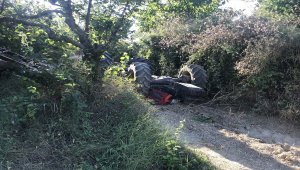 Traktörün altında kalan baba ve oğlu yaralandı