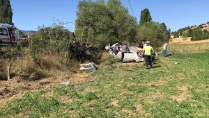Uşak'ta otomobilin devrilmesi sonucu 1 kişi öldü, 1 kişi yaralandı