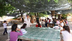 Yetim öğrenciler Kırgız Türklerinin Ata Yurdu'nda eğlendi