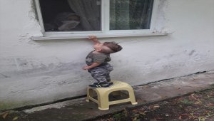 2 yaşındaki Ali Asaf, Kovid-19'a yakalanan babaannesiyle camdan hasret giderdi 