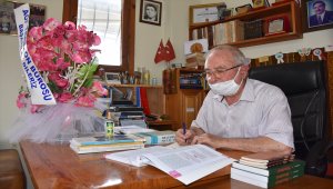 81 yaşında 4'üncü üniversite diplomasını alarak mezun oldu