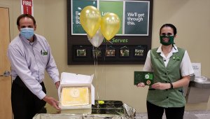 ABD'de yaşayan Türk kasiyere "şeffaf maske" duyarlılığı için altın madalya