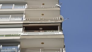 Adana'da balkondan düşen sıva parçasıyla yaralanan veteriner hayatını kaybetti
