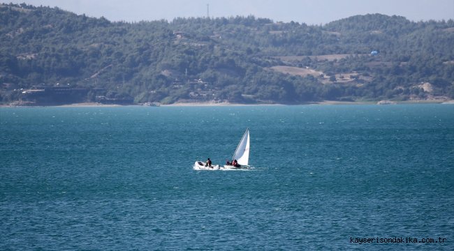 Adana'da baraj gölüne düşenleri kurtarmak isteyen genç boğulma tehlikesi geçirdi