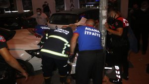 Adana'da kaldırımda yürürken otomobil çarpan çift ağır yaralandı 