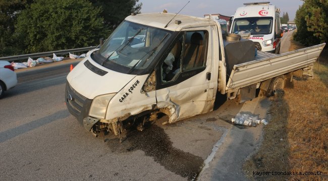 Adana'da kamyonet devrildi: 2 yaralı 