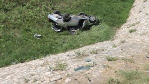 Adana'da otomobil dere yatağına devrildi: 2 yaralı