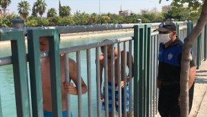 Adana'da polis, sulama kanallarında yüzen çocuk ve gençleri havuzla buluşturdu