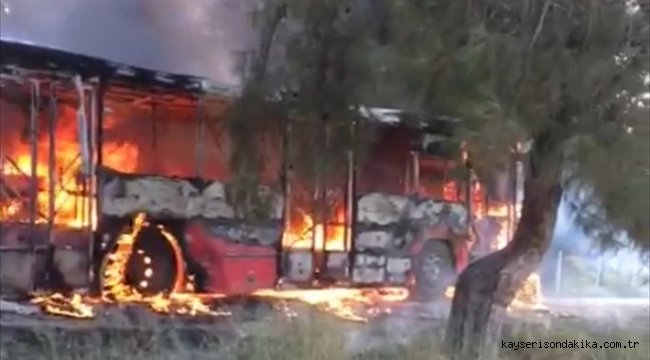 Adana'da seyir halindeki otobüs yanarak kullanılamaz hale geldi