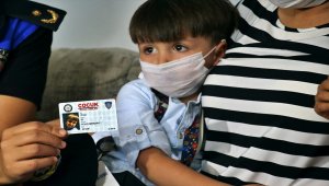 Adana polisinden 3 yaşındaki Ömer'e sürpriz doğum günü kutlaması