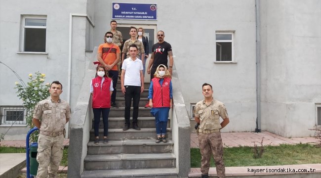 Ağrılı gençlerden bayramı vatan nöbetinde geçiren Mehmetçiğe sürpriz ziyaret