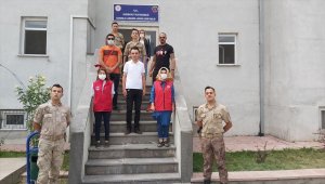 Ağrılı gençlerden bayramı vatan nöbetinde geçiren Mehmetçiğe sürpriz ziyaret