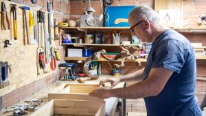 Ahşap tutkusunu atölyeye dönüştürdüğü kömürlüğünde yaşatıyor 