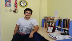 Ailesine destek için dondurmacıda çalışan genç kazandığı üniversiteyle gururlandırdı