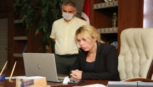 Akdeniz Üniversitesi Rektörü Prof. Dr. Özkan Kovid-19 hastası doktora moral verdi