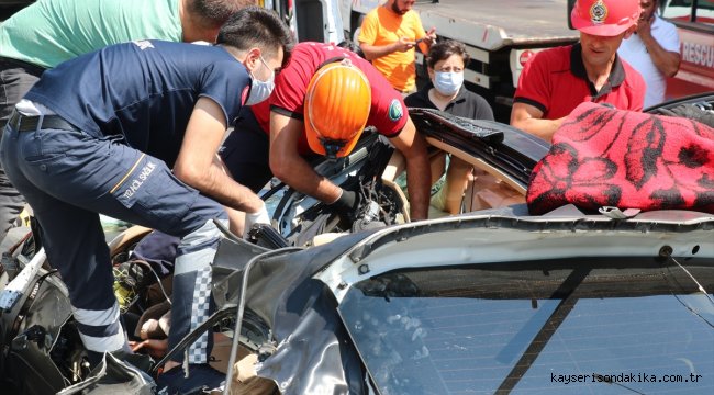 Anadolu Otoyolu'nda bariyere çarpan cipin sürücüsü yaralandı