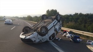 Anadolu Otoyolu'nda hafif ticari araç devrildi: 3 yaralı