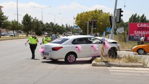 Ankara'da gelin arabası ile bir otomobil çarpıştı: 2 yaralı 