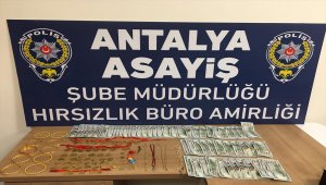 Antalya'da bekçilerin durdurduğu otomobilde 3 hırsızlık zanlısı yakalandı