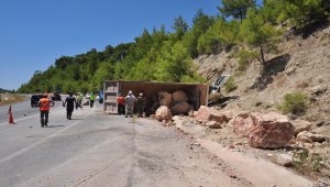 Antalya'da devrilen hafriyat kamyonunda sıkışan sürücü itfaiye ekiplerince kurtarıldı