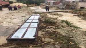 Antalya'da dolu ve sağanak tarım arazilerine zarar verdi
